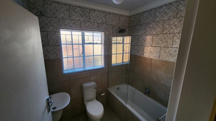 2 Bedroom Property for Sale in Langenhovenpark Free State